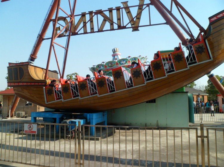 九龙坡游乐园海盗船